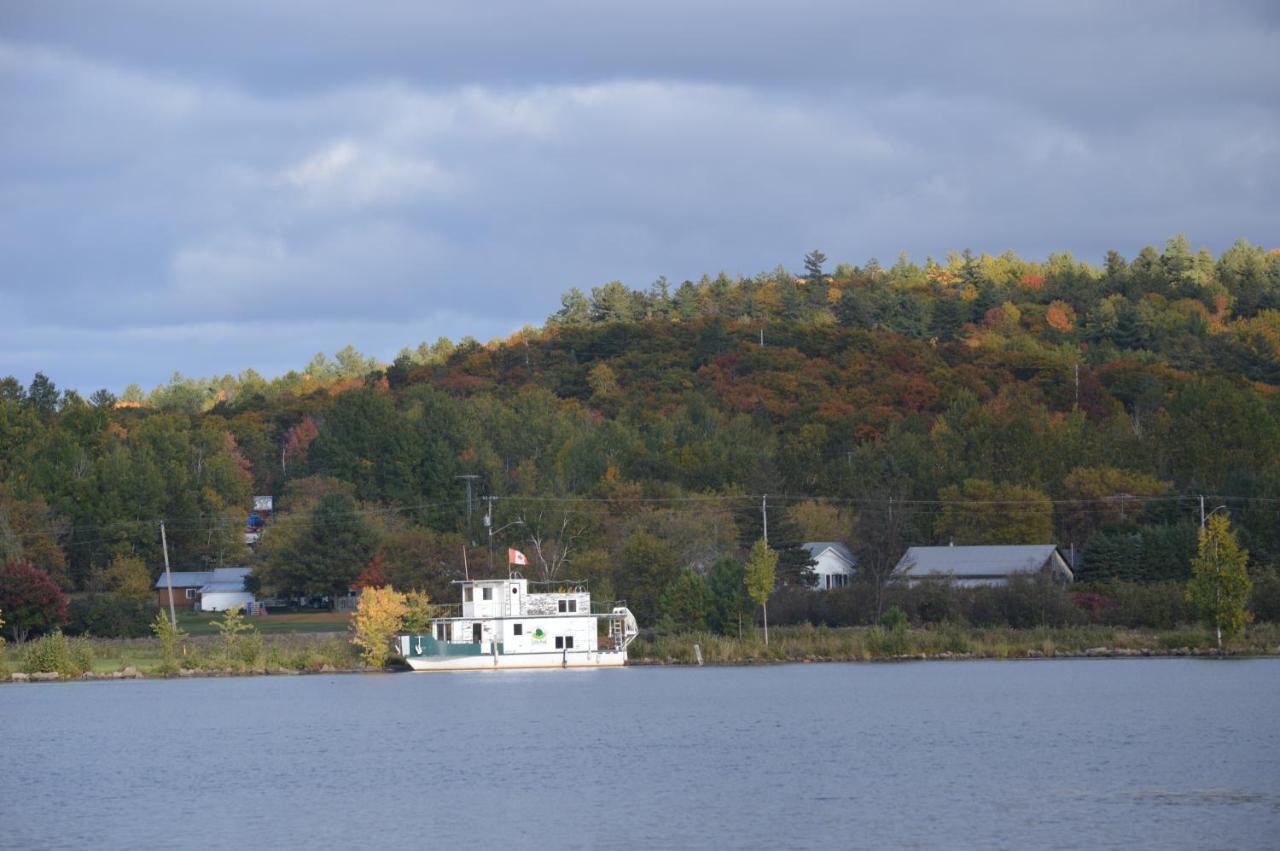 Pinewood Inn Barrys Bay Экстерьер фото